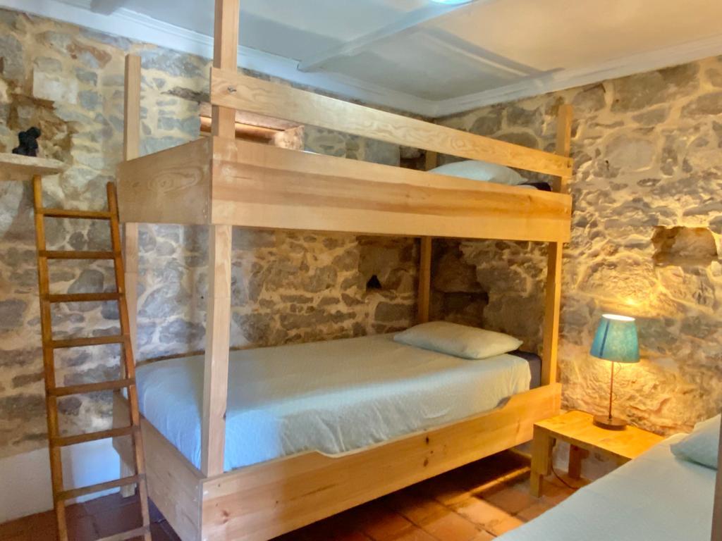 Bunk bed with a single bed, rustig walls located in the loja