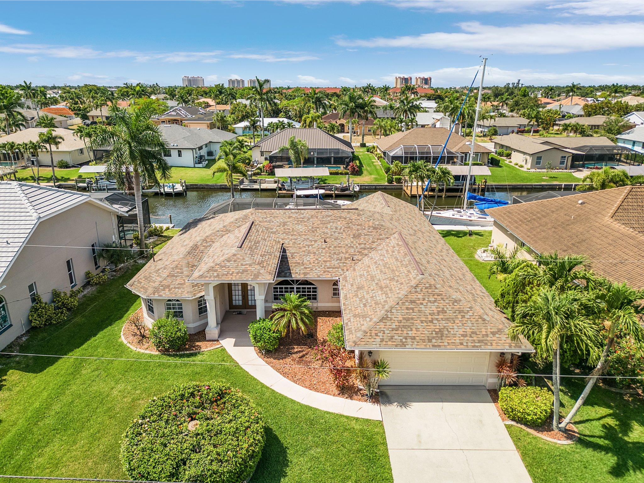 SW Cape south-facing pool walk to restaurants, supermarket and Marina