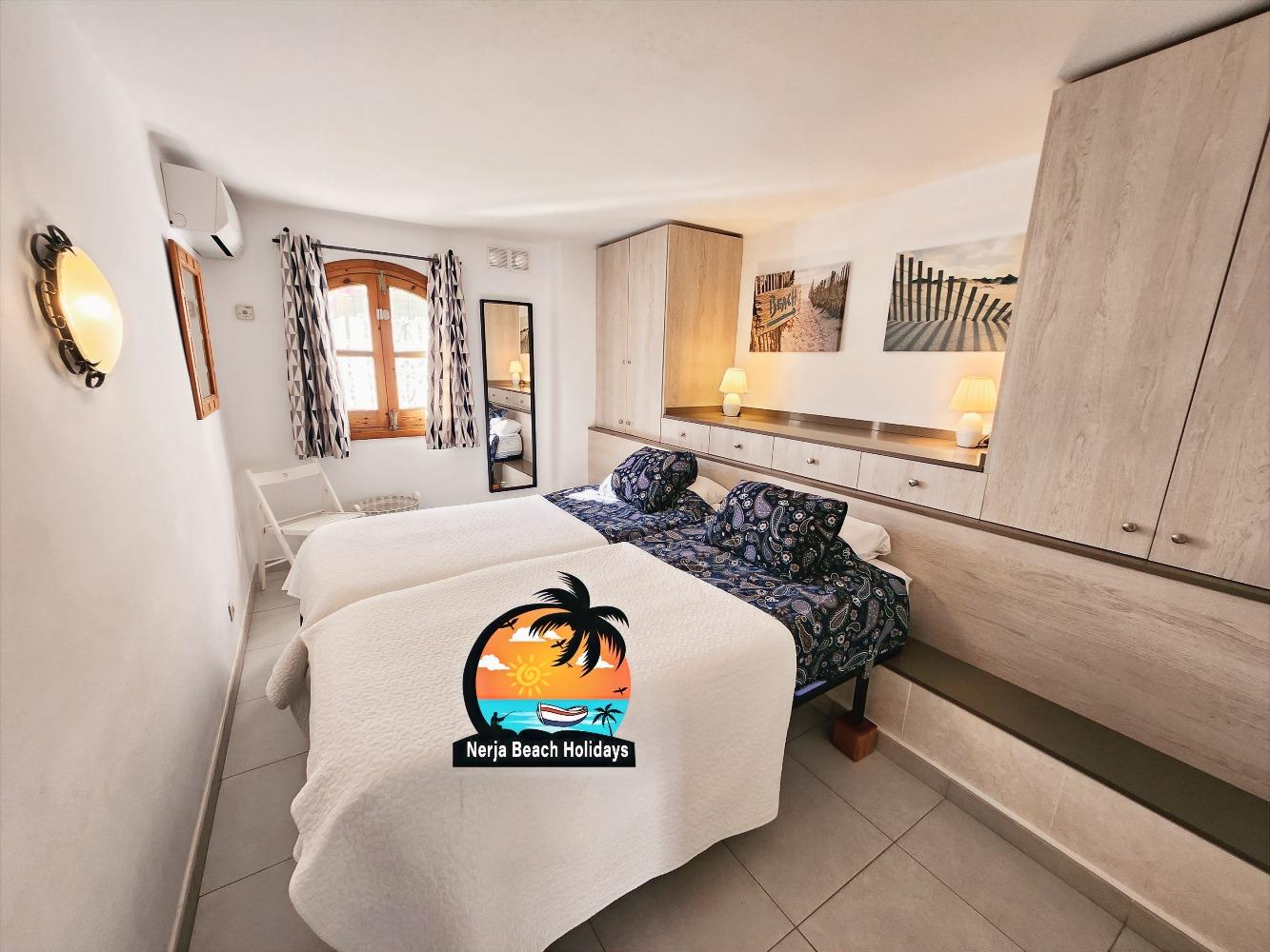 Bedroom with 2 single beds
