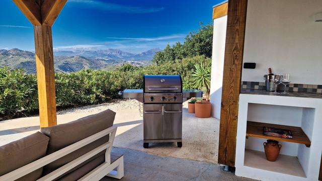 Grote BBQ in buitenkeuken Casa Cartarra