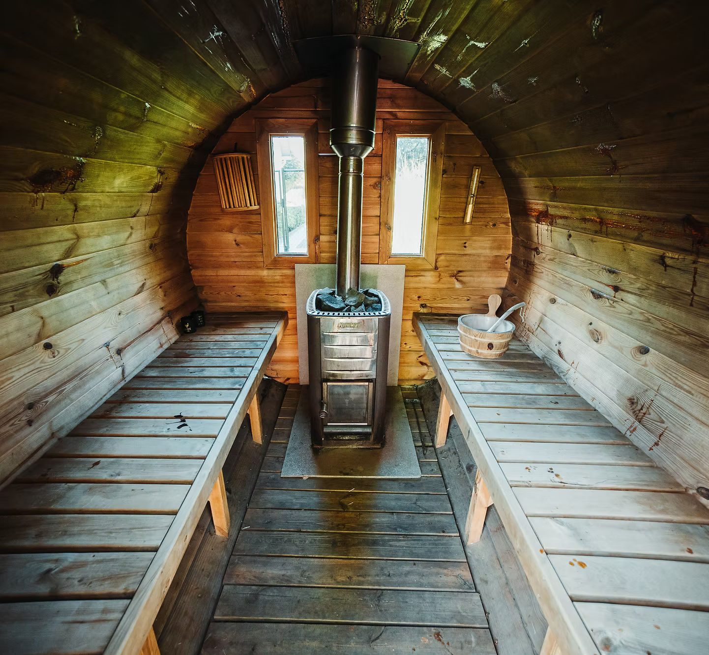 De houtgestookte barrelsauna