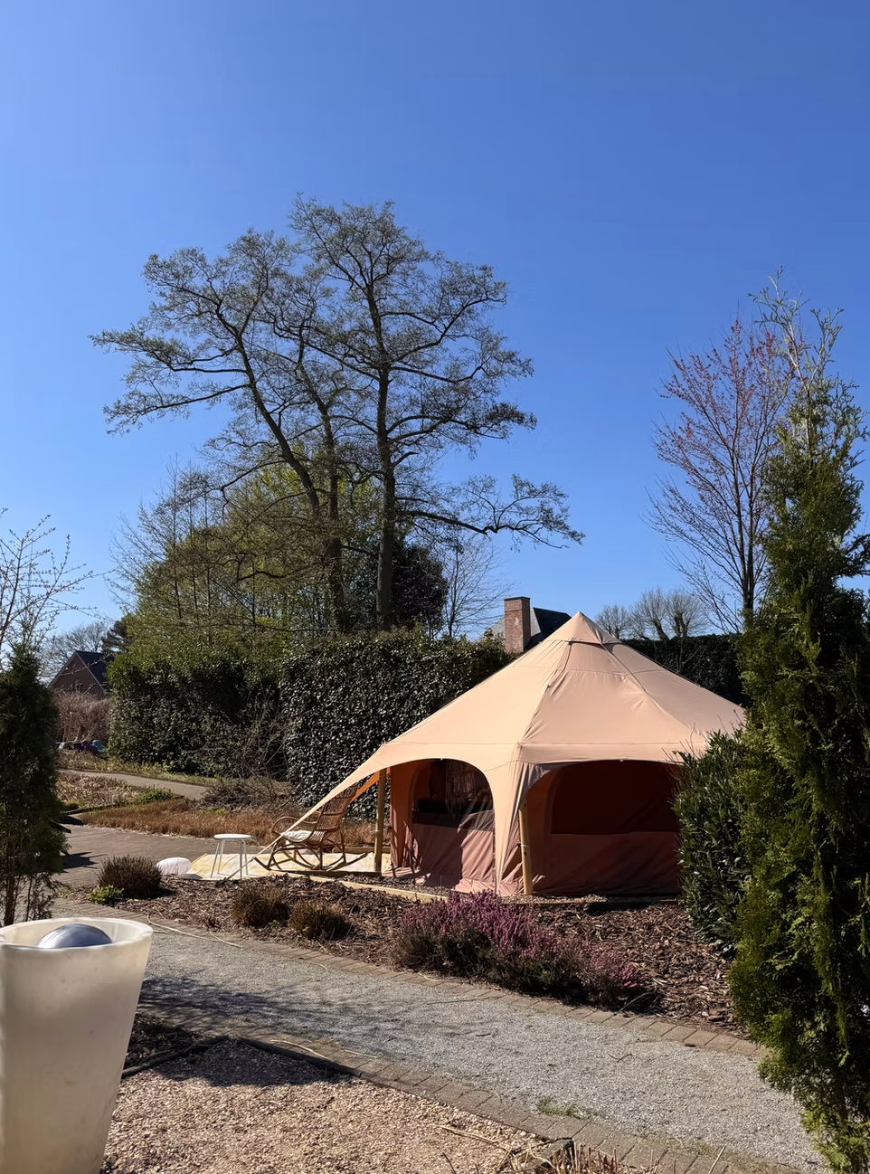 Yurt in de omheinde tuin