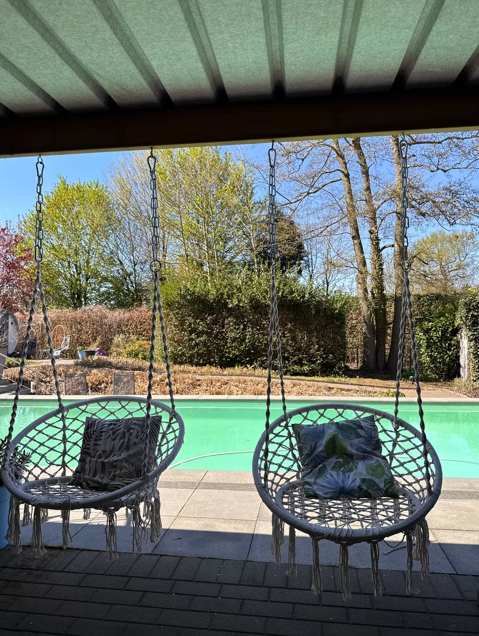 Privé zwembad in de omheinde tuin
