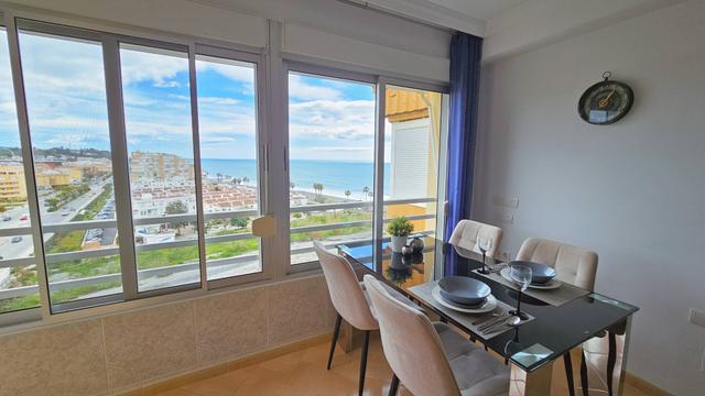 Eten met uitzicht in appartement aan zee