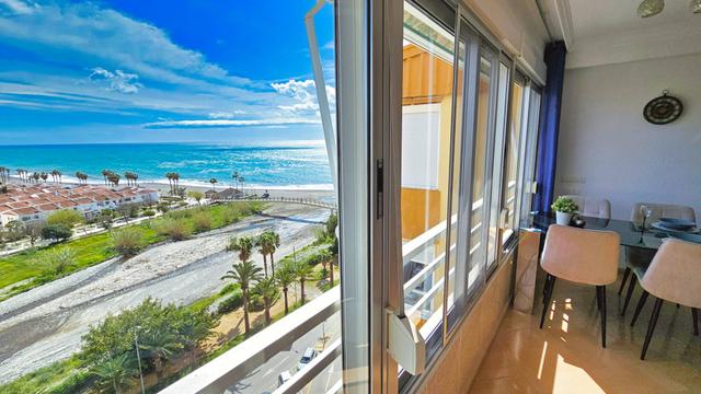 Zeezicht vauit je appartement in Zuid-Spanje