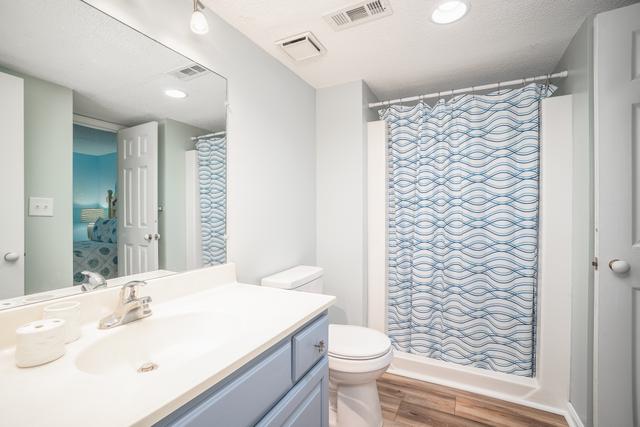 Queen Room/Hall bath