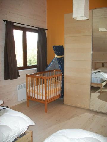 Slaapkamer met babybed