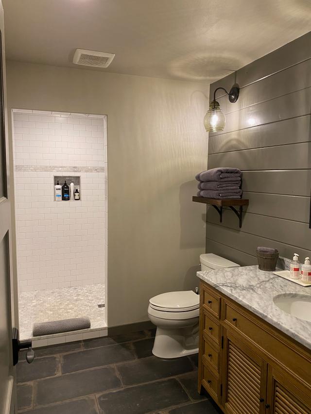 All rooms have en-suite bathrooms with walk-in showers