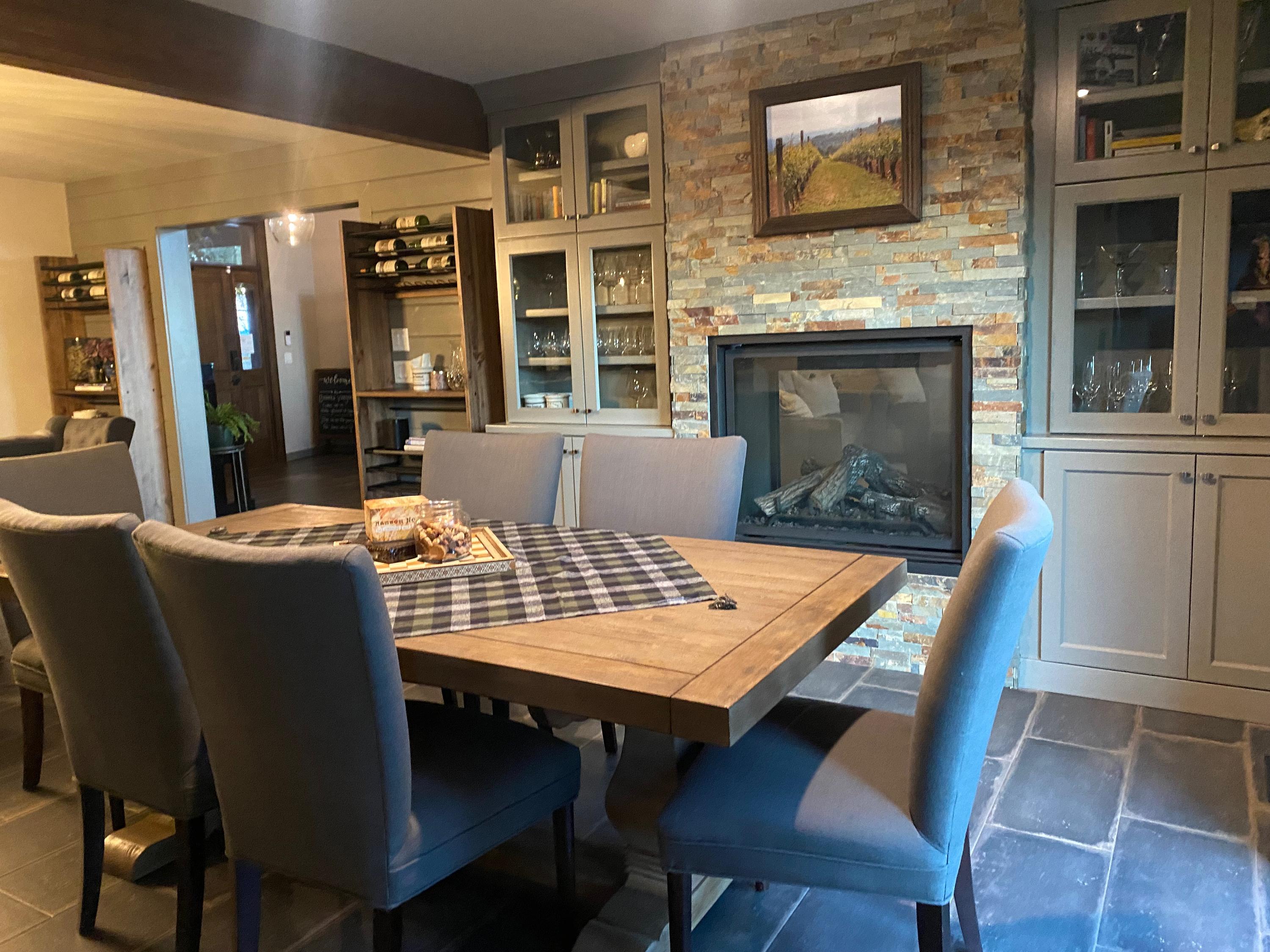 Guest Lounge, Game Area