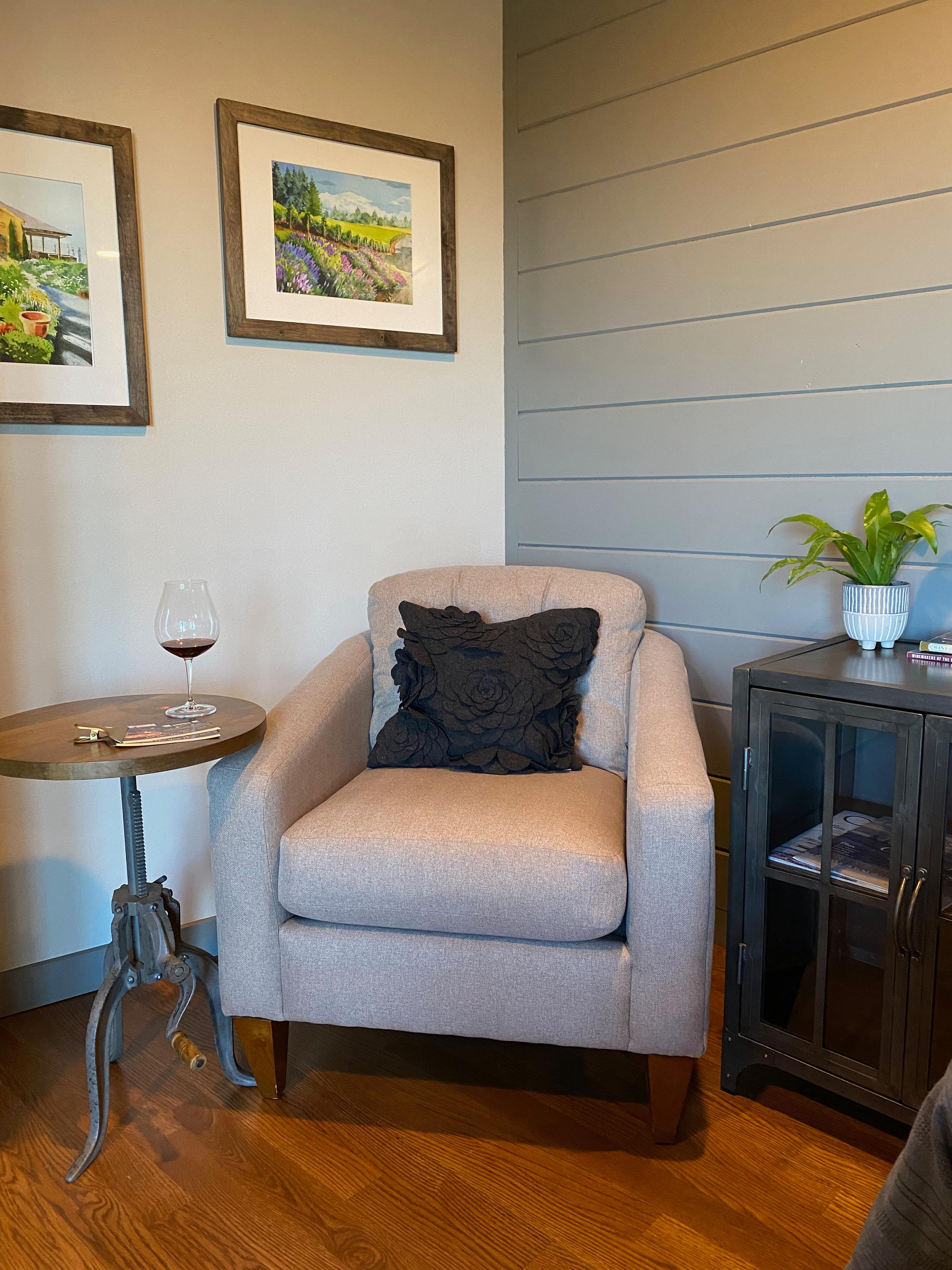 Dundee Hills Room, Sitting Area