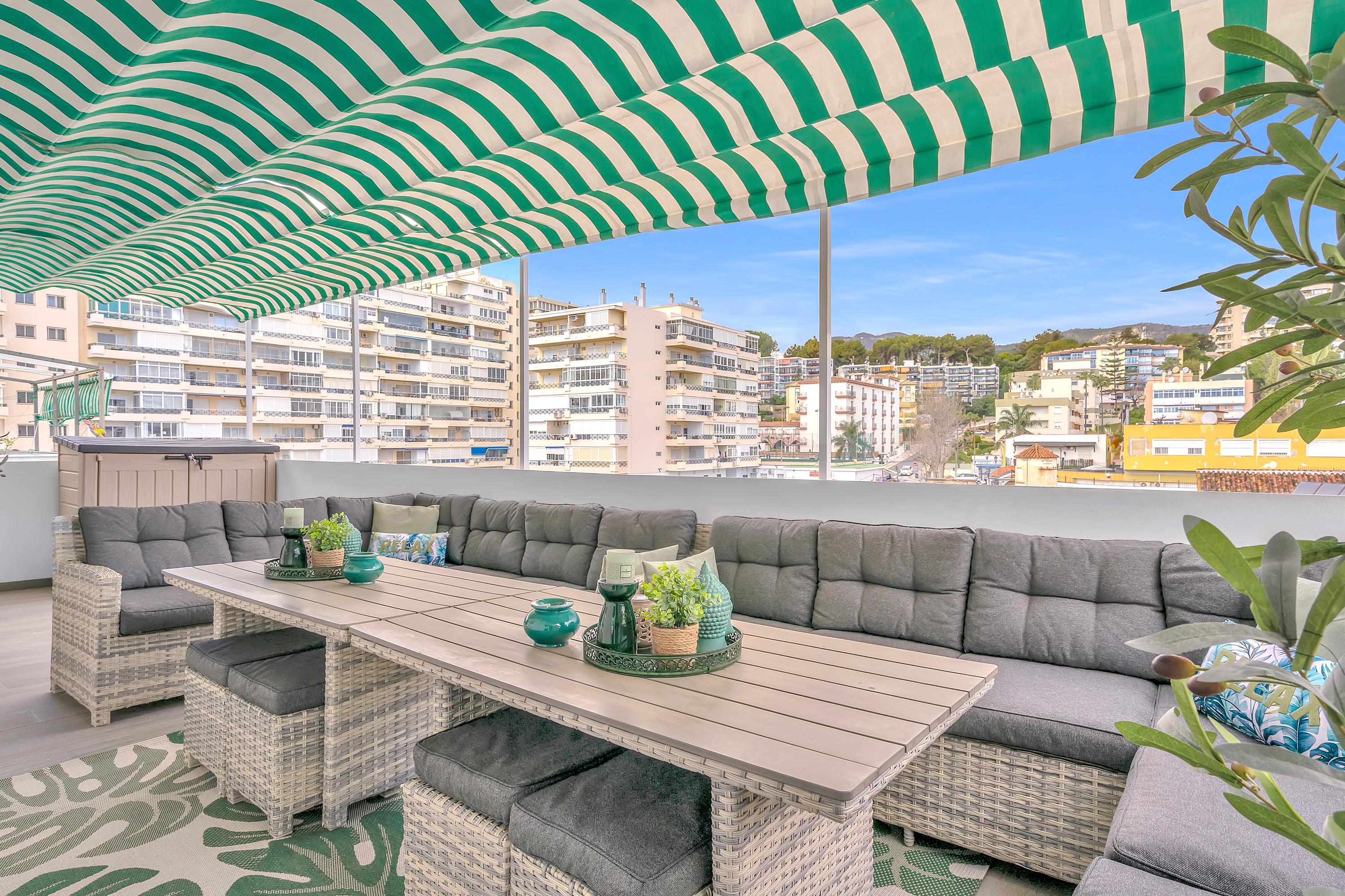 Exclusief dakterras met grote loungeset, ideaal om te ontspannen in de zon of schaduw