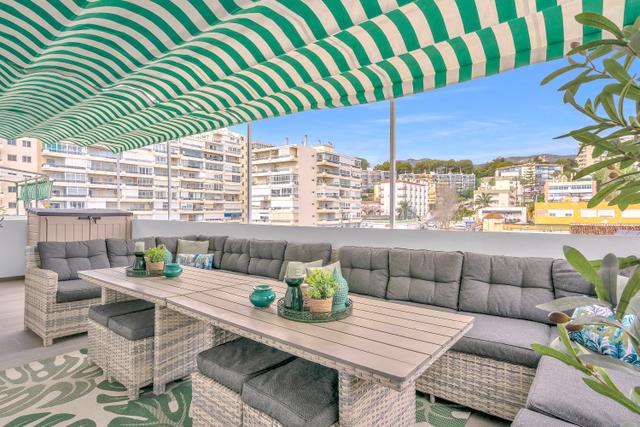 Exclusief dakterras met grote loungeset, ideaal om te ontspannen in de zon of schaduw