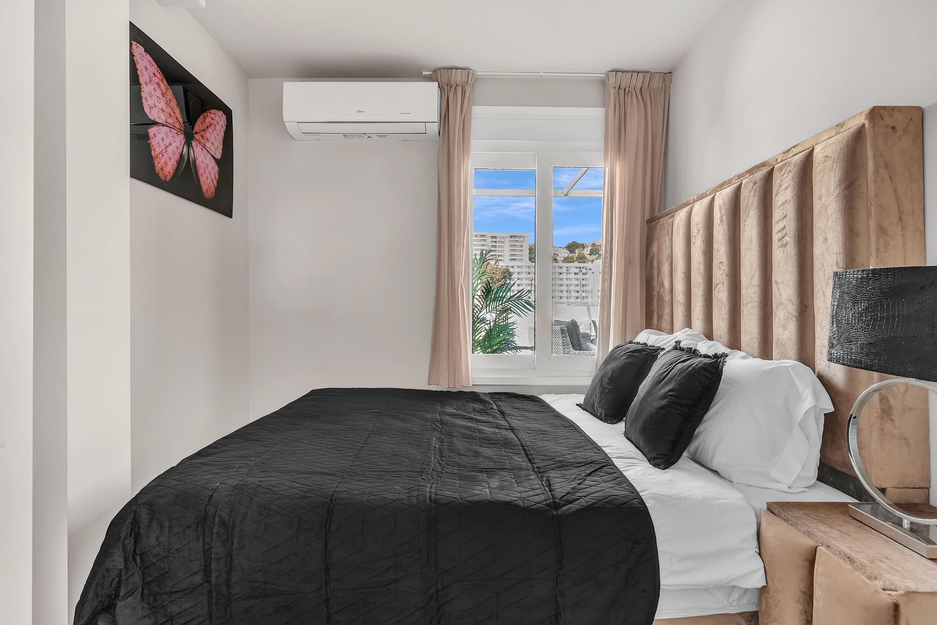 Stijlvolle slaapkamer met tweepersoonsbed 