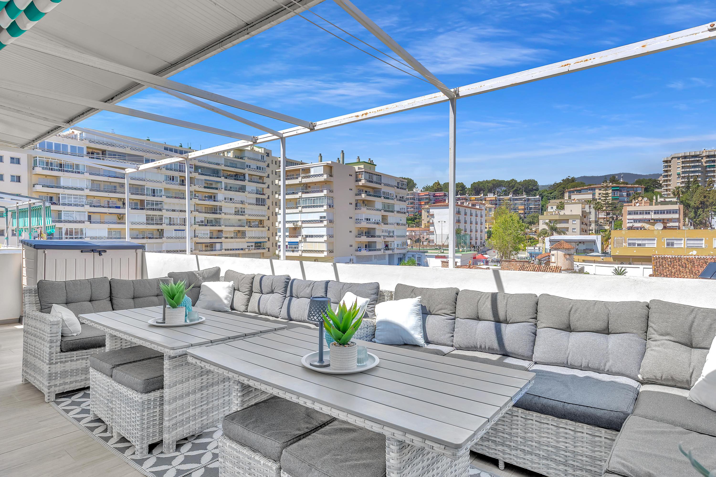 Dakterras met luxe loungeset en eettafel