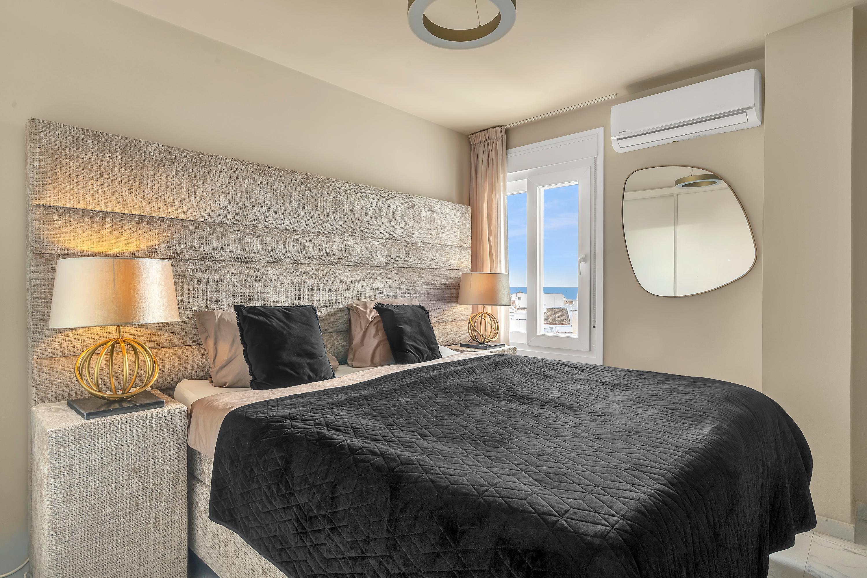 Moderne slaapkamer met een serene en verfijnde uitstraling