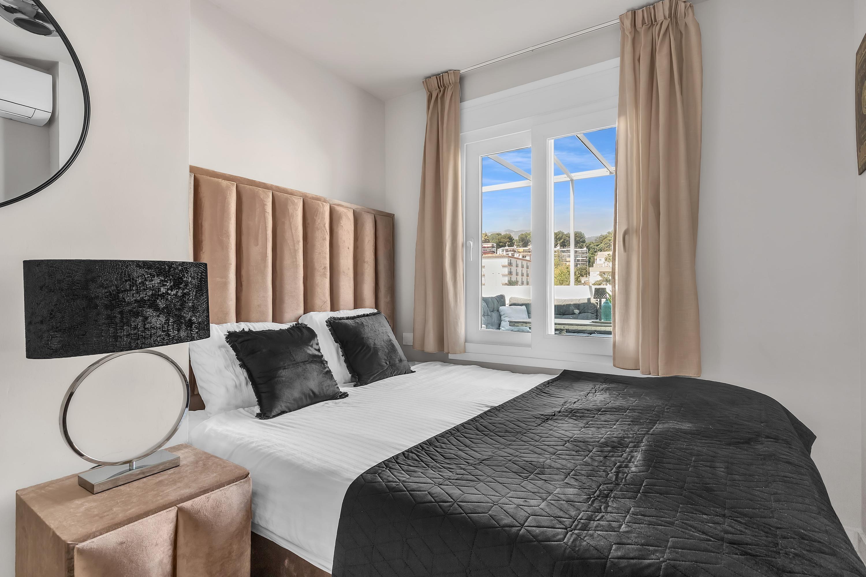 Master slaapkamer met kingsize bed en airconditioning
