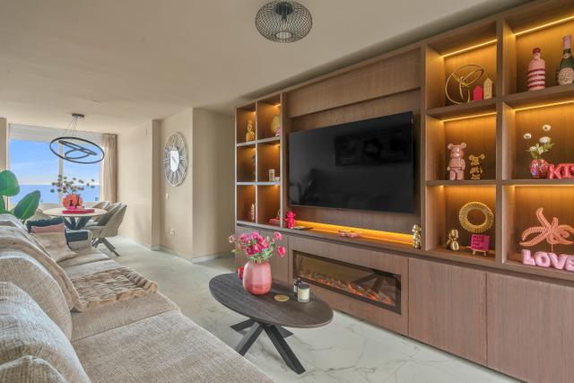 Stijlvolle woonkamer met luxe loungebank, perfect om samen te genieten