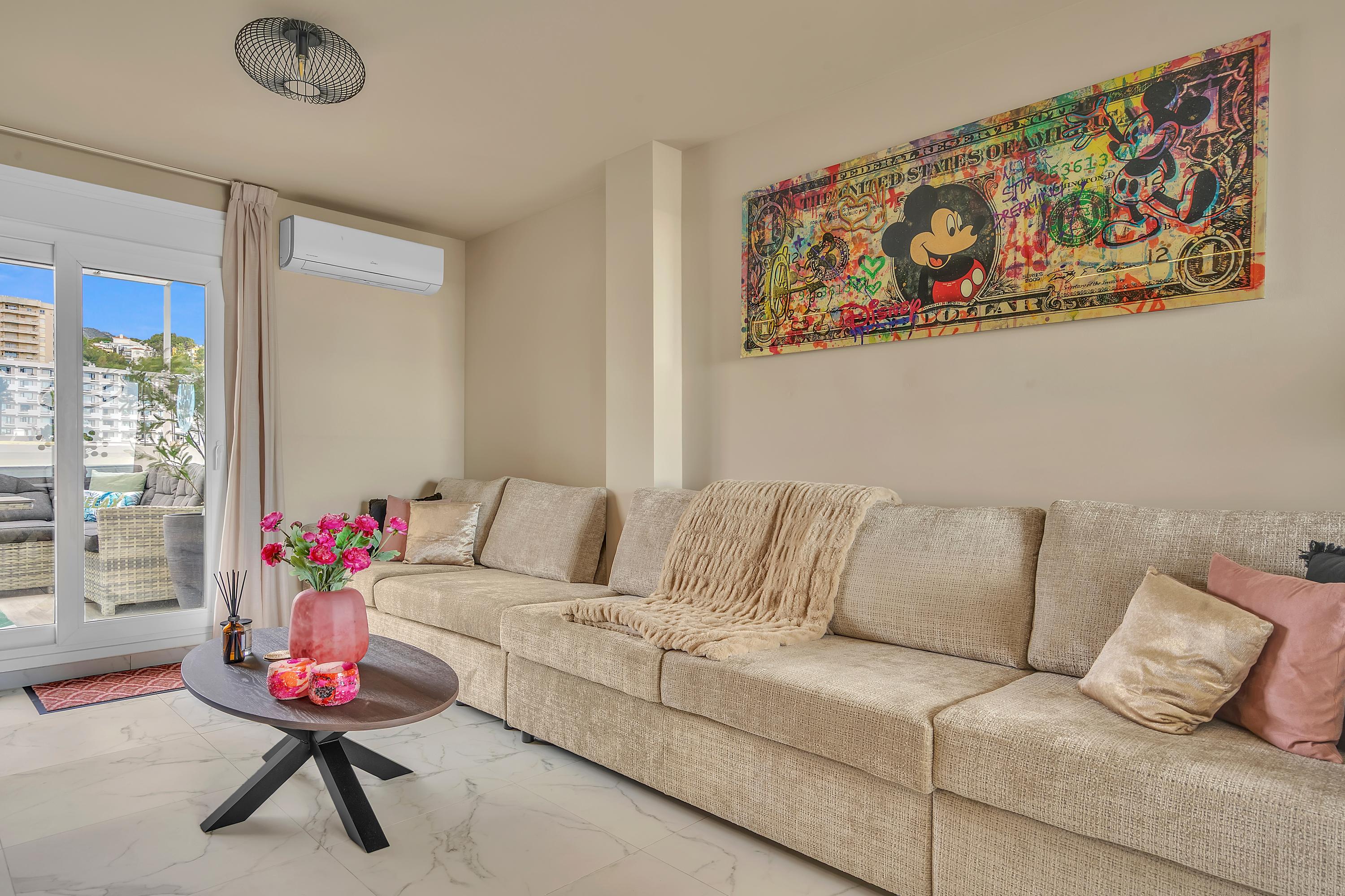 Ruime woonkamer met comfortabele loungebank en moderne TV-hoek