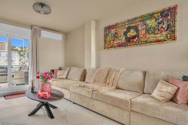 Ruime woonkamer met comfortabele loungebank en moderne TV-hoek