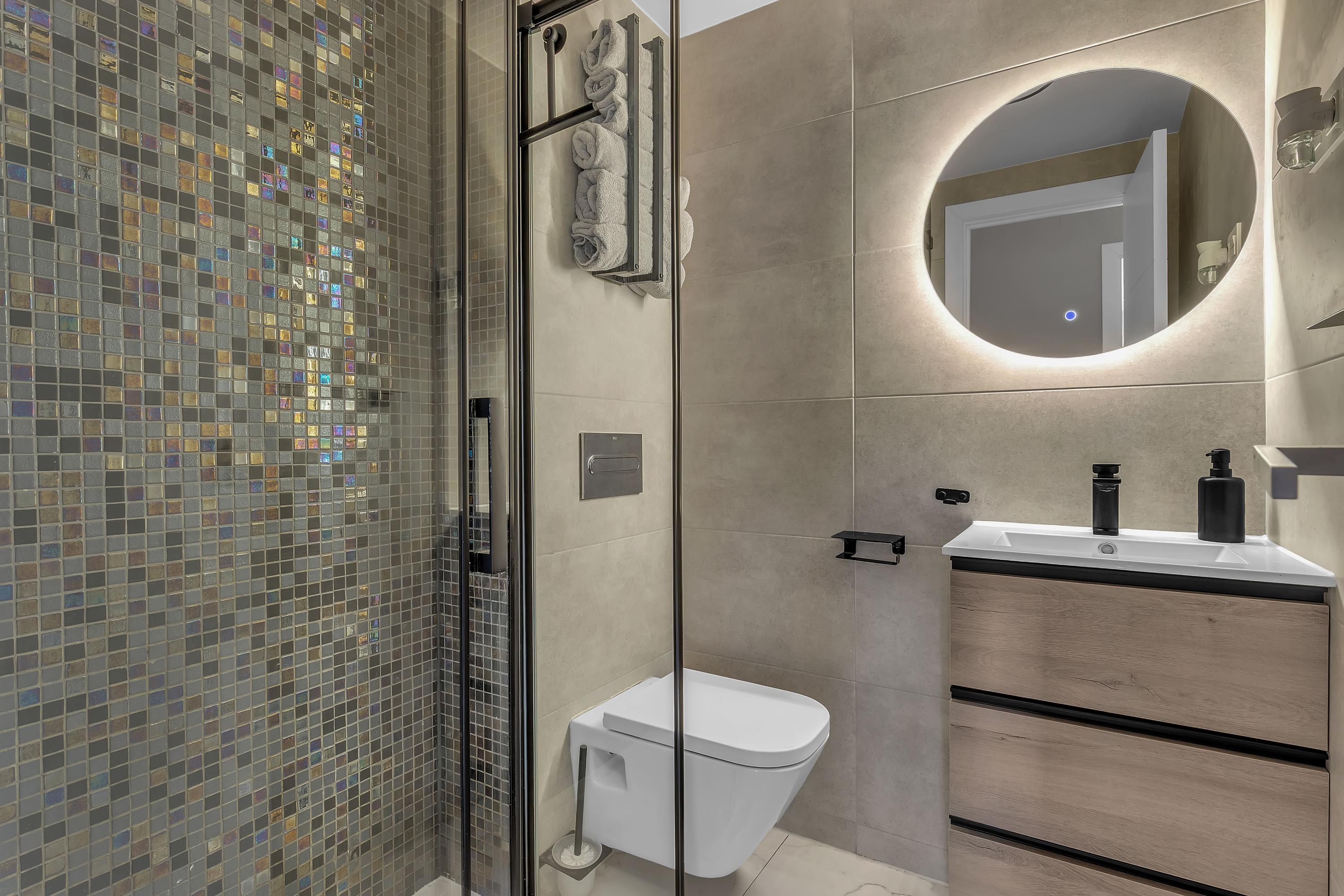 Moderne badkamer met regendouche en wastafel