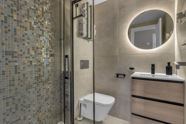 Moderne badkamer met regendouche en wastafel