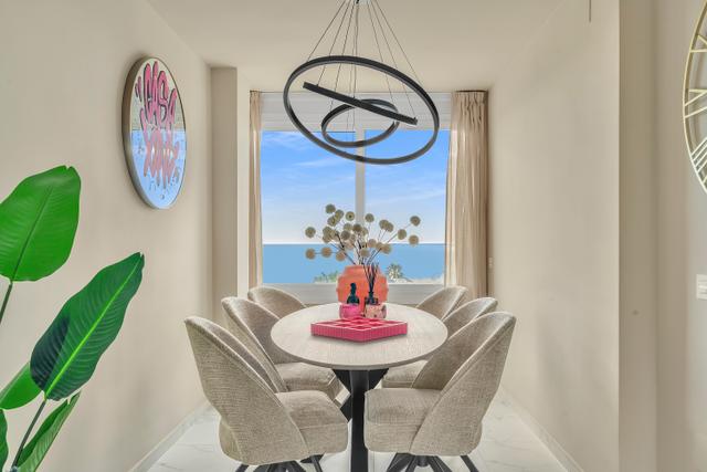 Gezellige eethoek met prachtig uitzicht op zee, perfect voor lange diners