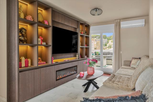 Sfeervolle living met royale zitbank en entertainment voor ontspannen avonden