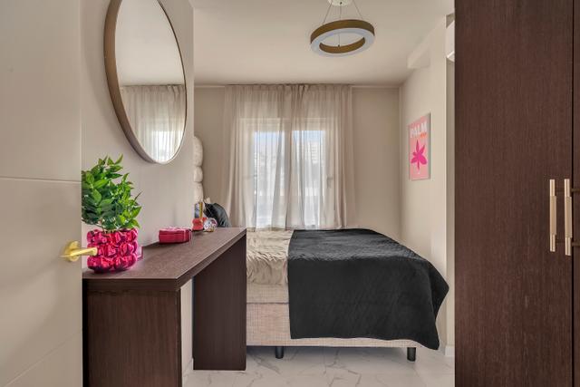 Slaapkamer met een kalme, luxe uitstraling waar je volledig tot rust komt na een zonnige dag aan de kust