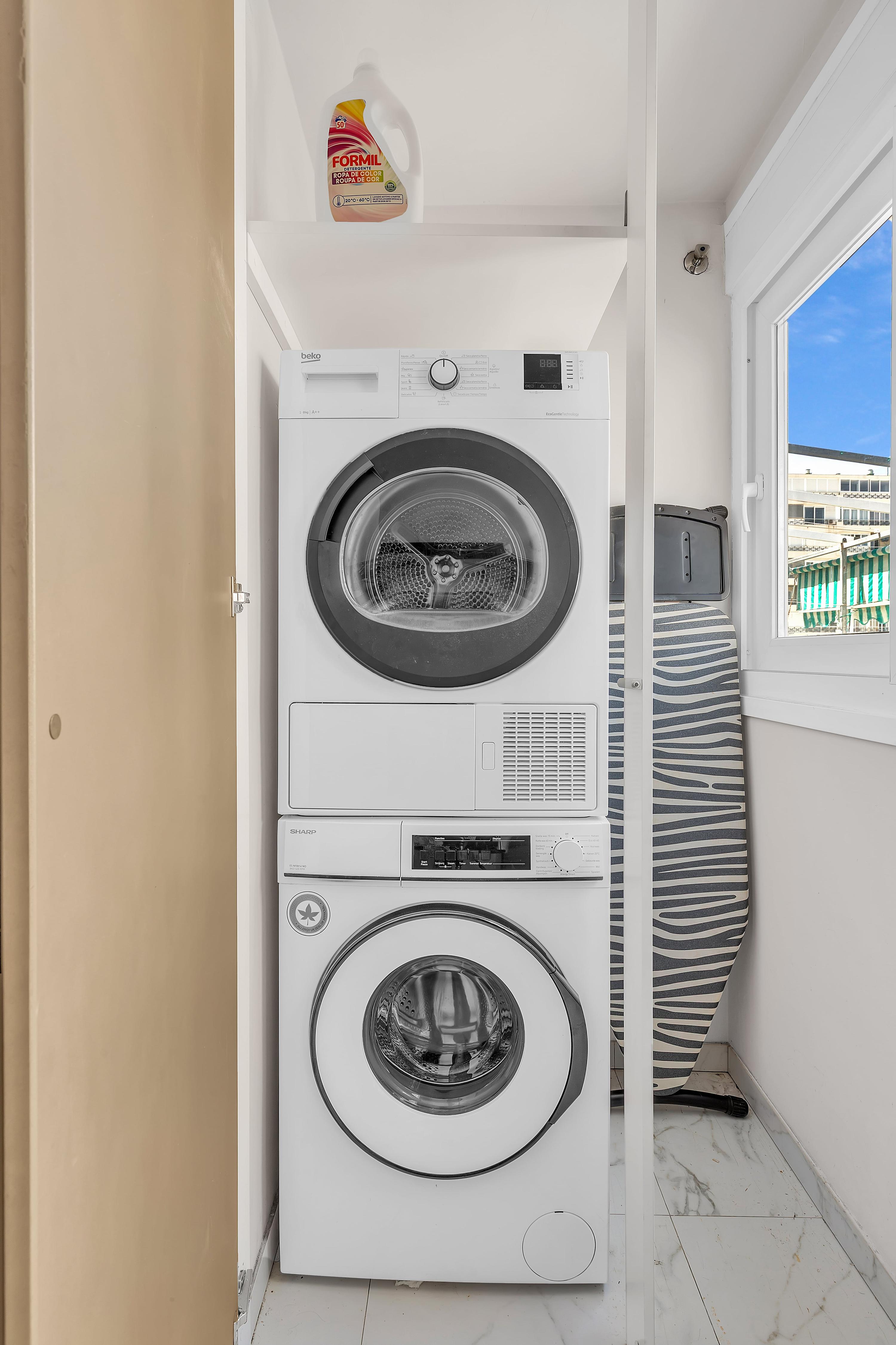 Wasruimte met wasmachine en droger