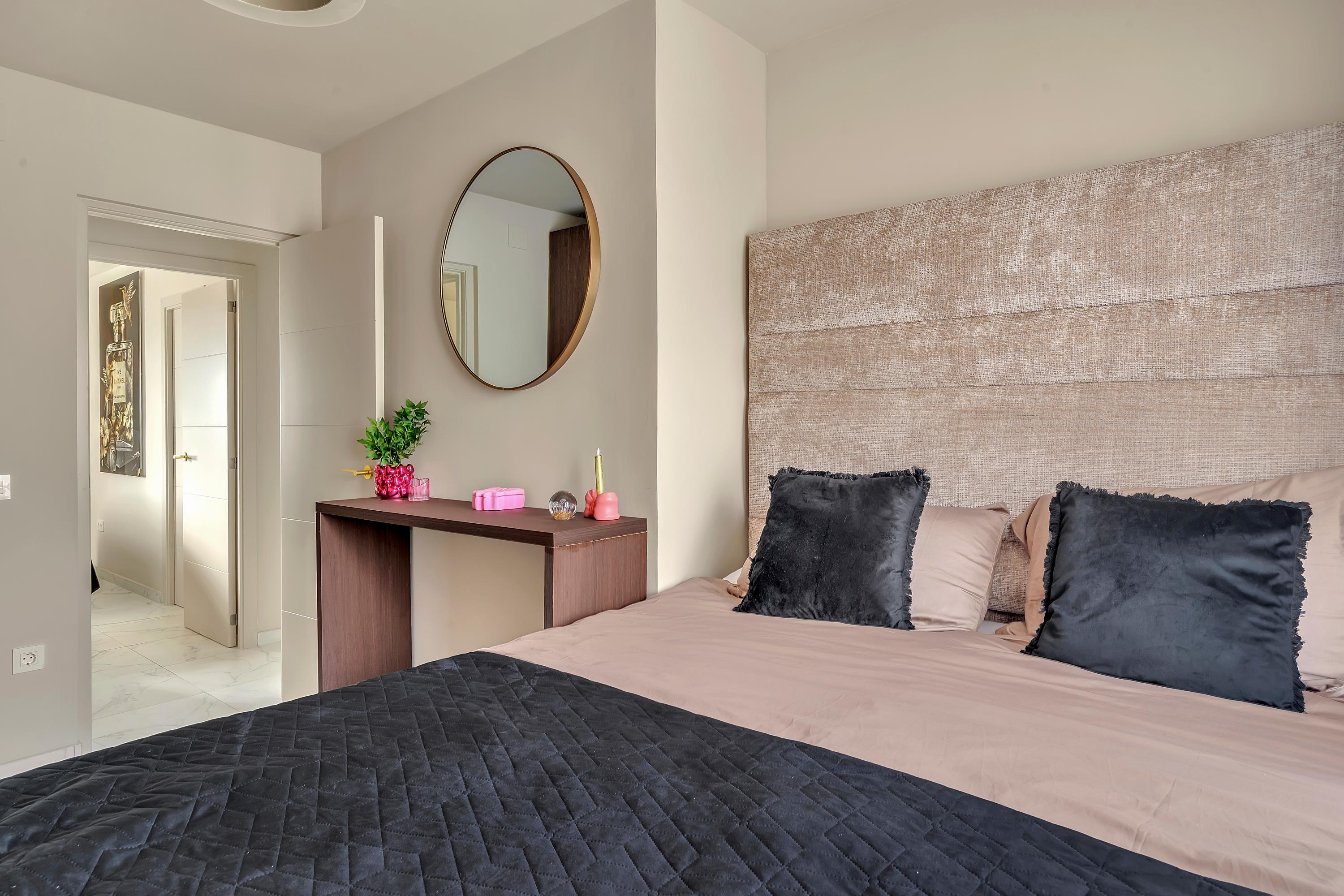 Luxe slaapkamer die uitnodigt tot volledig tot rust komen