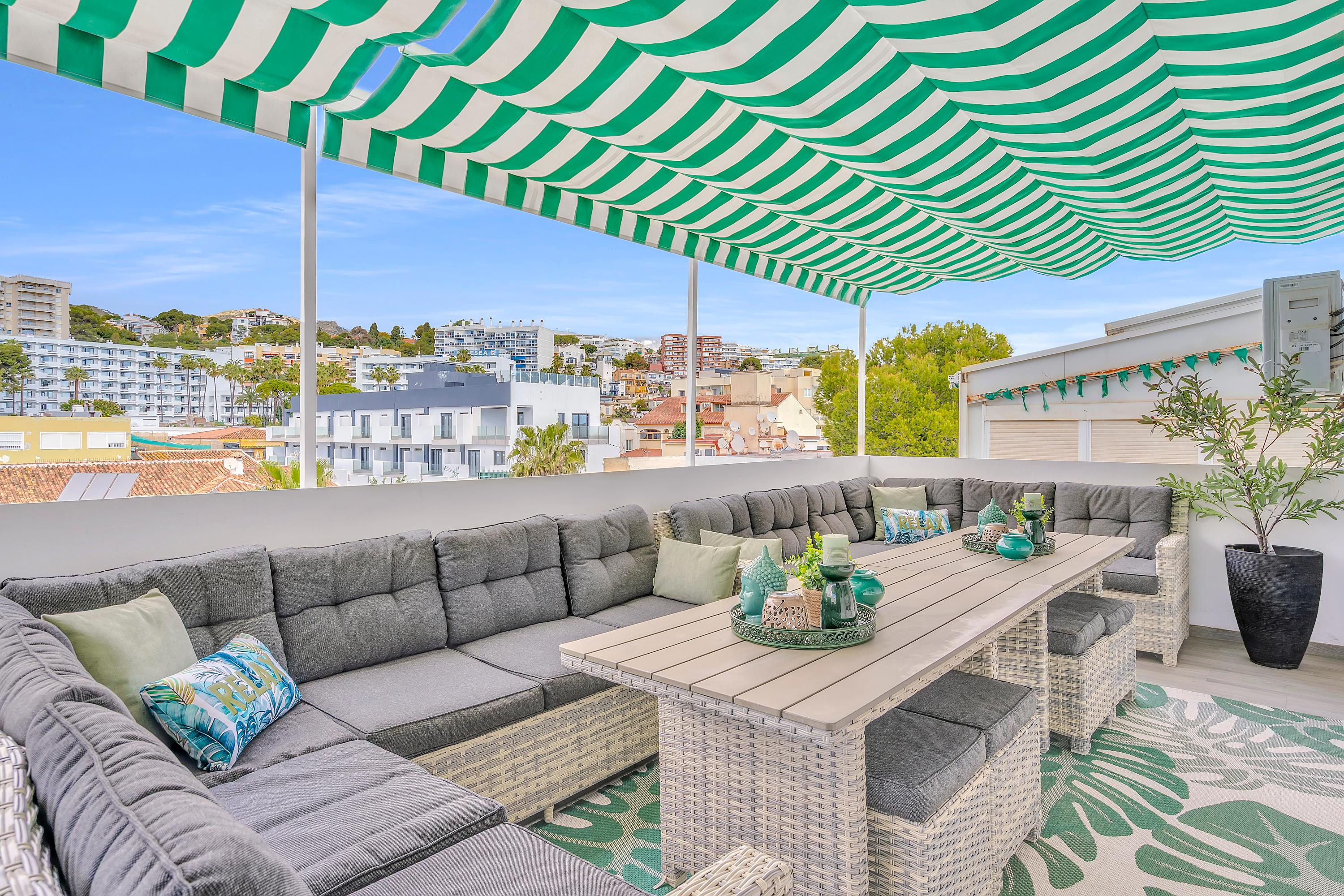 Royaal dakterras met luxe loungeset en overkapping voor ultiem buitenleven