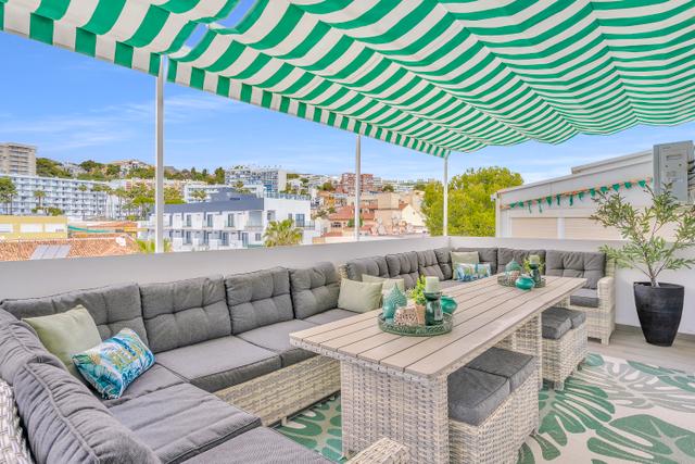 Royaal dakterras met luxe loungeset en overkapping voor ultiem buitenleven