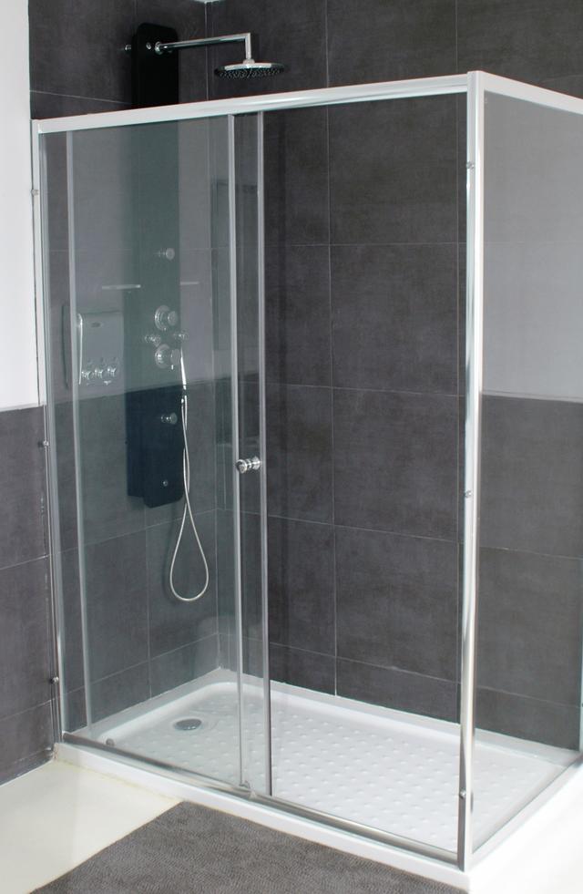 Elegant wash area with natural details and a calm, refined look.