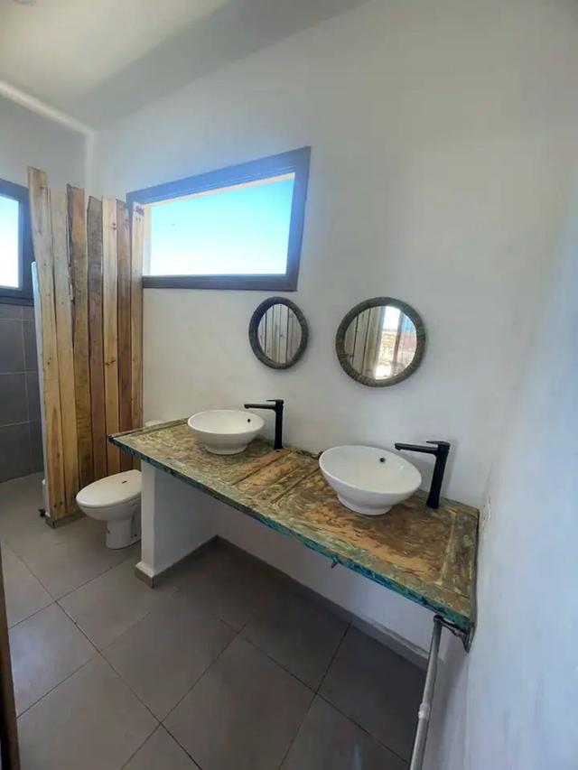 BATHROOM ROOM 1