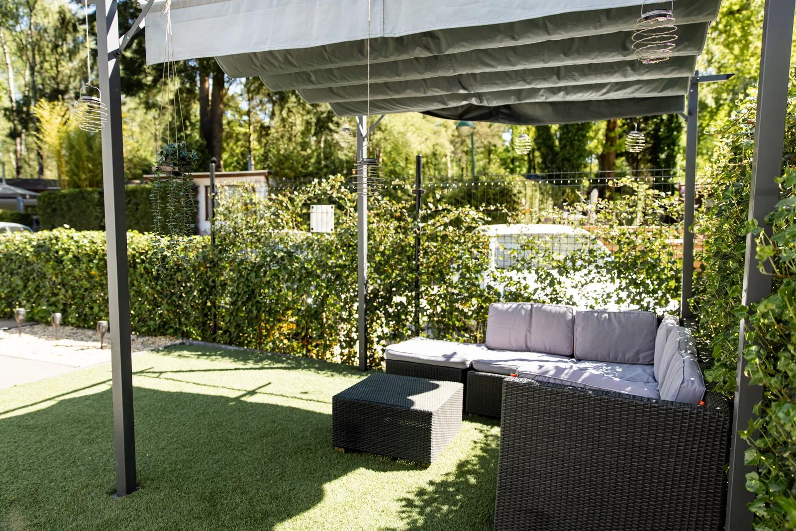 Omheinde tuin met lounge