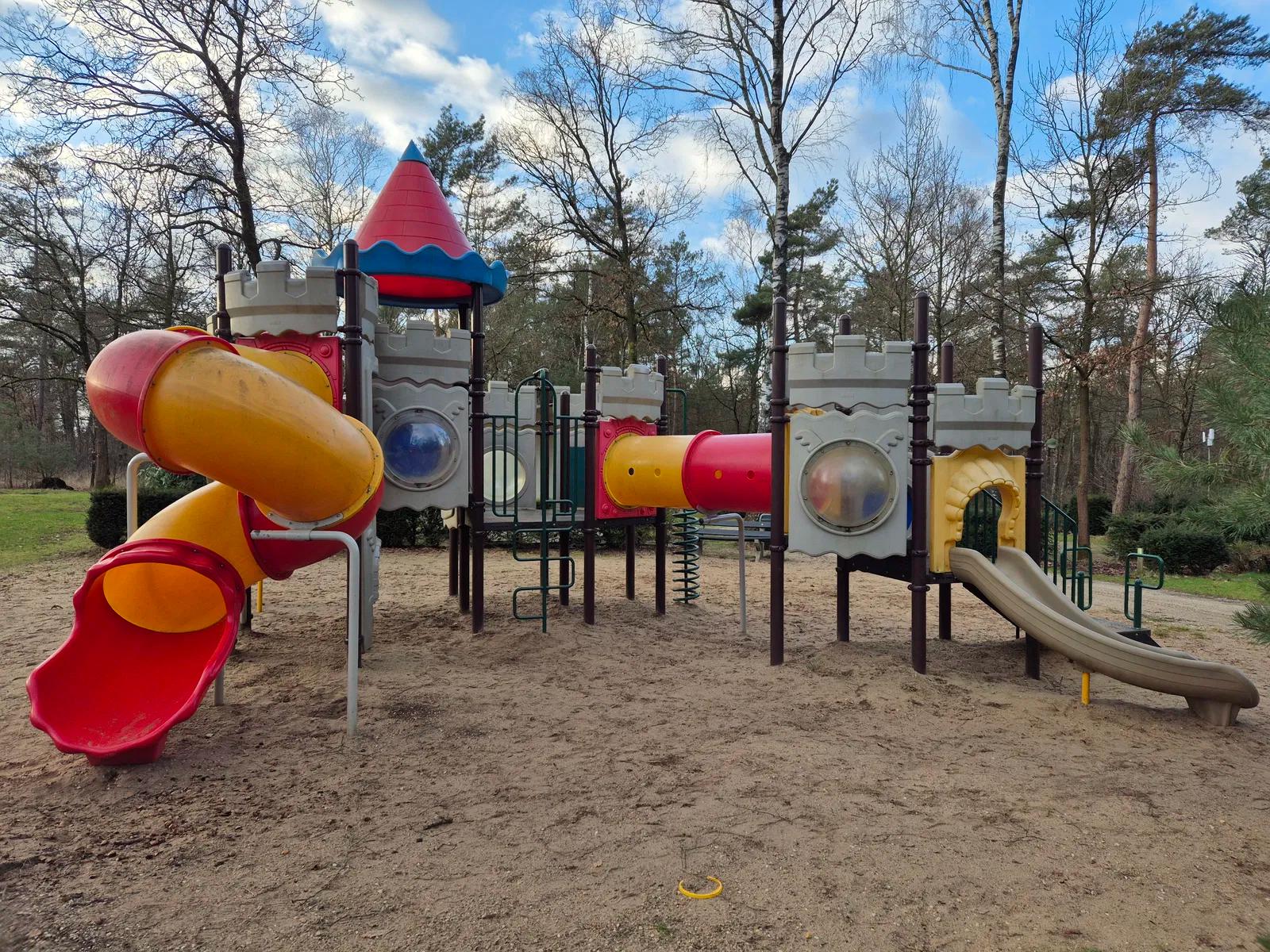 Speelplaats voor de kinderen op het park