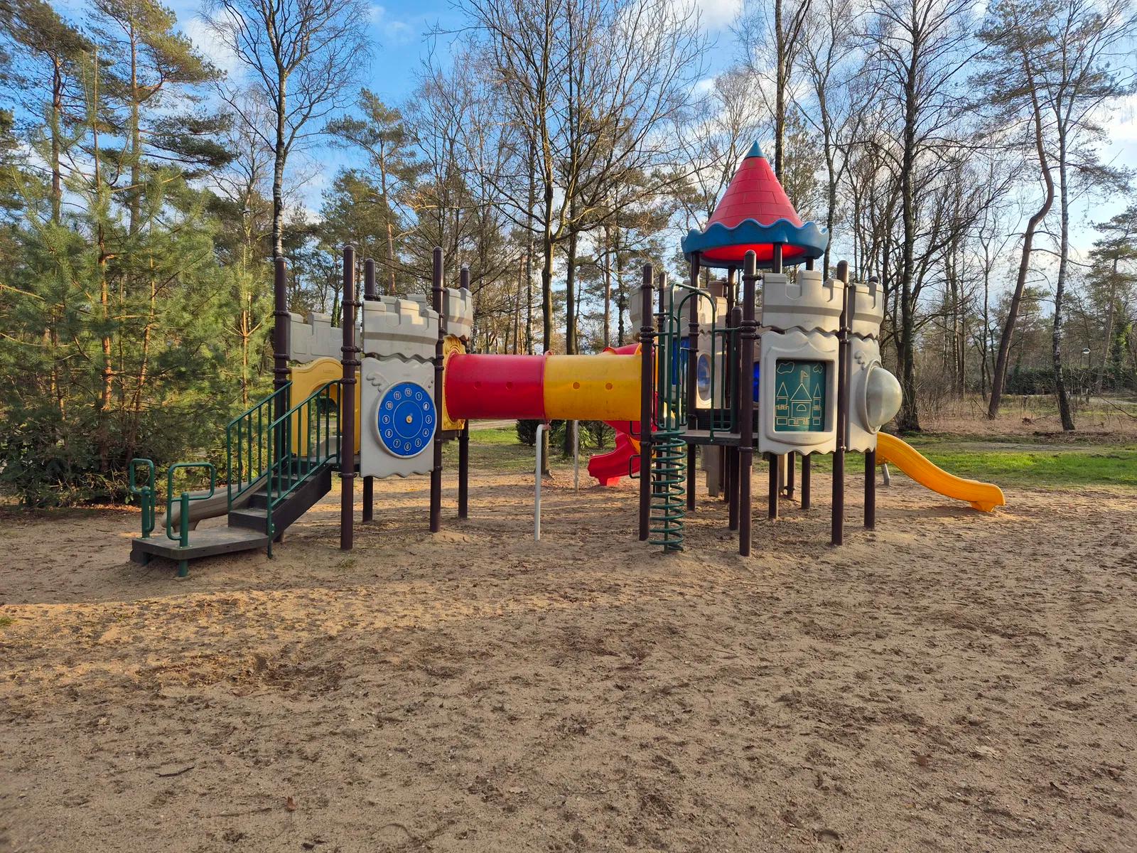 Speelplaats voor de kinderen op het park