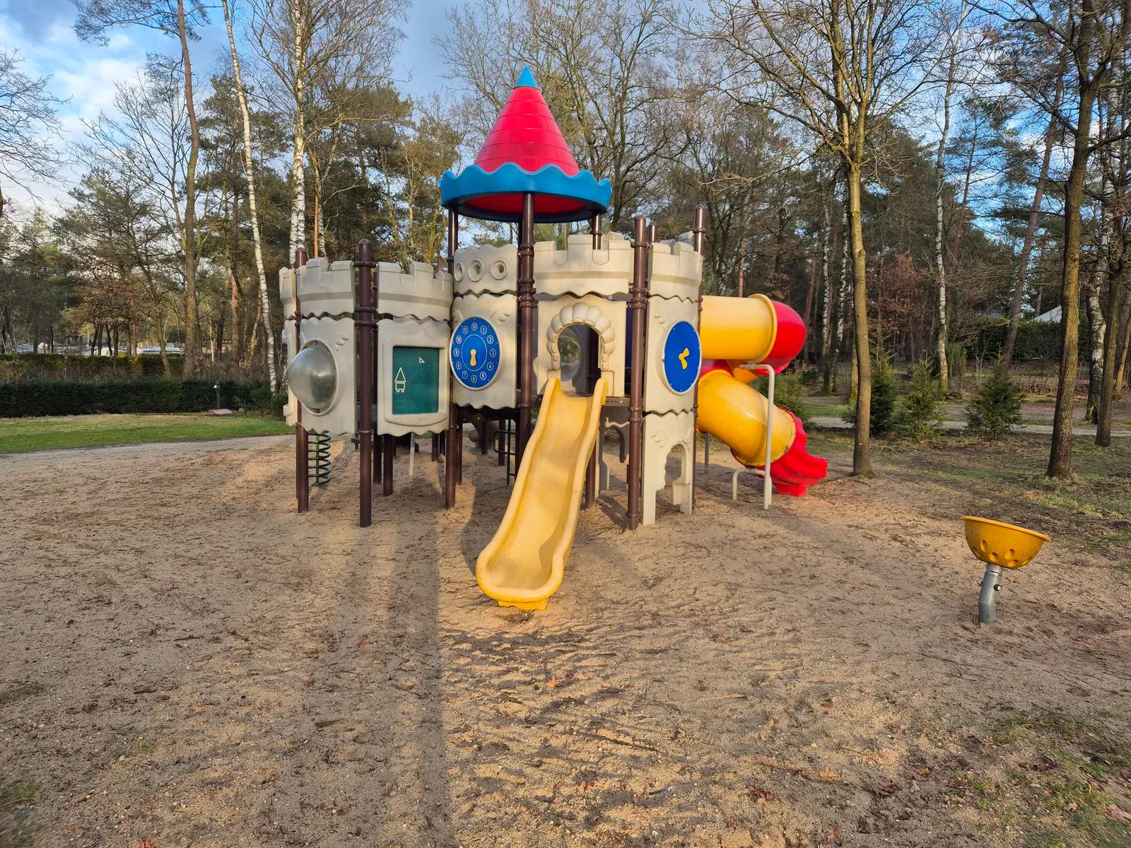 Speelplaats voor de kinderen op het park
